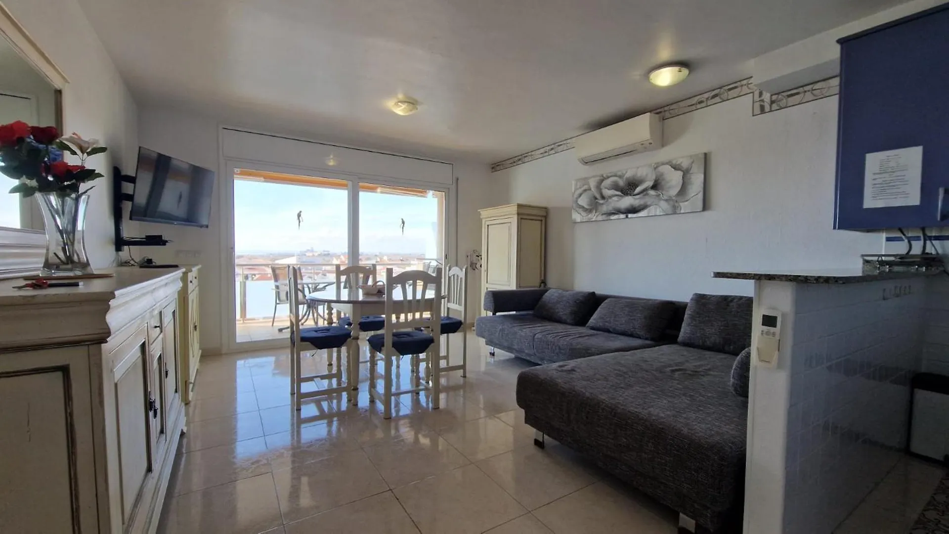 Cap Mestral Con Piscina Y Aire Acondicionando Rosas Spanien