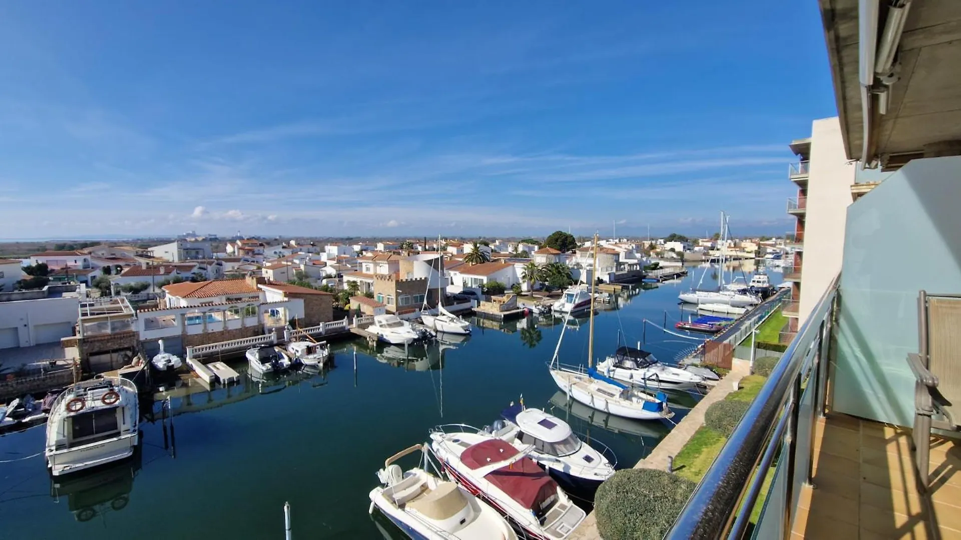 Cap Mestral Con Piscina Y Aire Acondicionando Rosas
